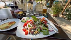 Grichischer Saalt in Taverne am Damnoi Strand