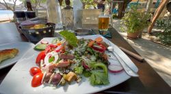 Griechischer Salat am Damnoni Strand ca. 80 m entfernt